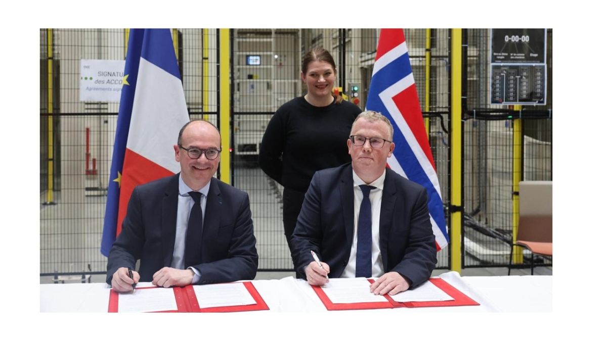 Partene signerer avtalen. 