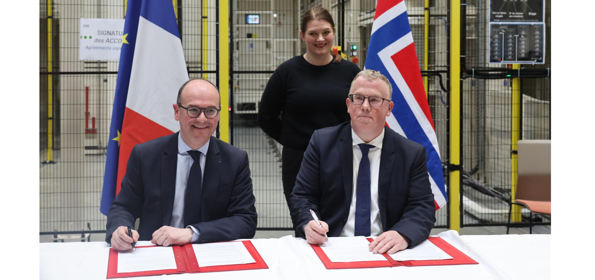 Partene signerer avtalen. 