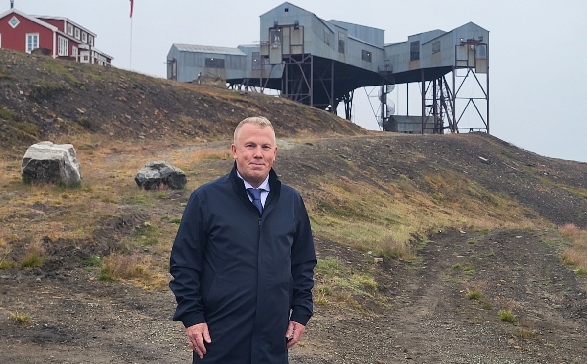 Direktør Bjarte Rambjør Heide i Direktoratet for mineralforvaltning med Bergmesteren for Svalbard (DMF). Her avbildet på Svalbard 14. august 2025, i forbindelse med 100-årsmarkeringen. Foto: DMF