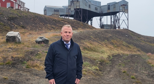 Direktør Bjarte Rambjør Heide i Direktoratet for mineralforvaltning med Bergmesteren for Svalbard (DMF). Her avbildet på Svalbard 14. august 2025, i forbindelse med 100-årsmarkeringen. Foto: DMF